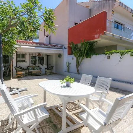 Casa Con Terraza Cerca De La Playa